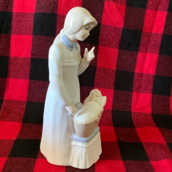 Tengra Mother with Baby in Basket - Picture 2 of 6